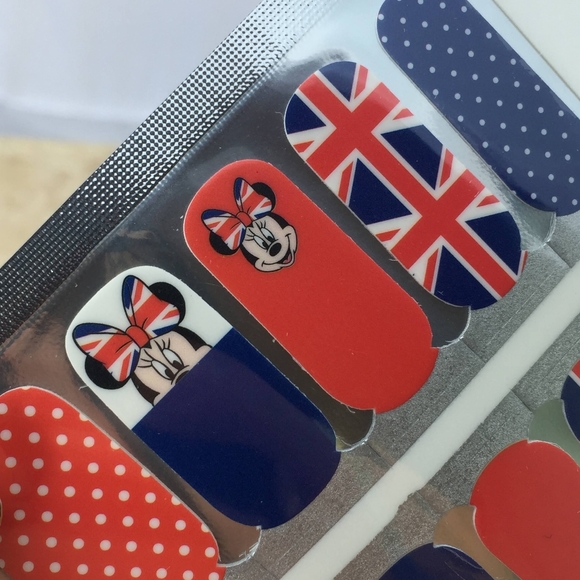 5 for $15 Nail Wrap- Minnie in England - Picture 1 of 7